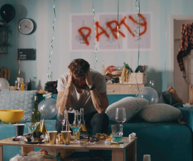 Emme tiedä millaista kamaa se absintti oikein on, mutta voit aloittaa vaikka tuulettamalla kämpän ja laittamalla tiskit. Kuvituskuva.