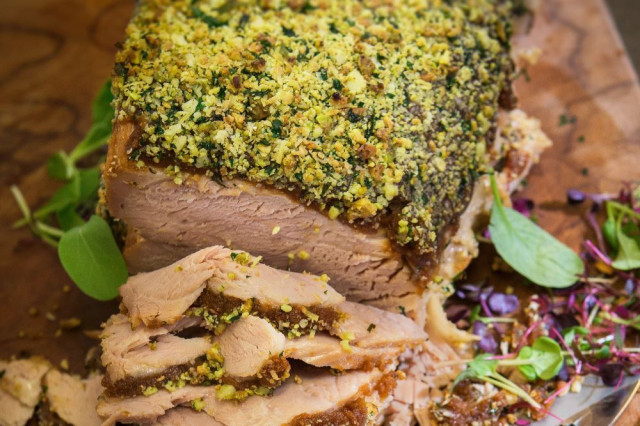 Kinkku saa tänä vuonna pistaasikuorrutuksen.