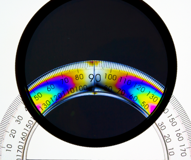 Fakta polarisaatiosta: tutkimuksen mukaan verkoston rakenne vaikuttaa mielipiteiden leviämiseen enemmän kuin yksittäiset viestit.