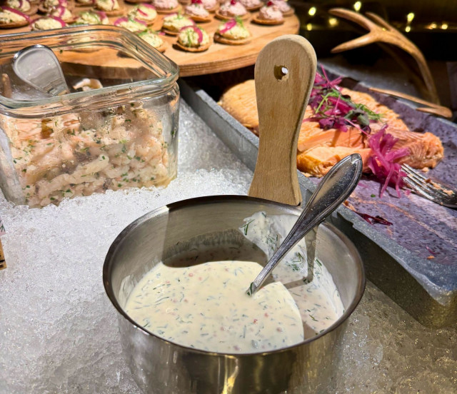 Tarjoiluastioina voi tässä ravintolassa nähdä niin kiuluja, kuksia kuin savustuspönttöjä.