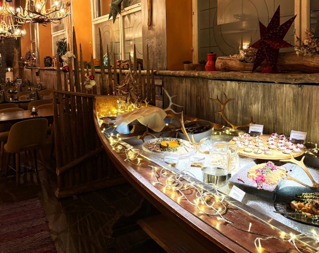 Näyttävä vene tervehtii asiakasta jo heti ovella.