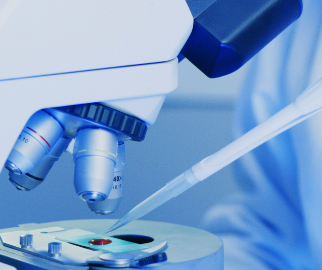 Moni kirjasarjaan tutustunut varmasti odottaa näkevänsä miten monimutkaisesti selitetyt tutkimukset on saatu sovitettua sarjaan. Kuvituskuva.