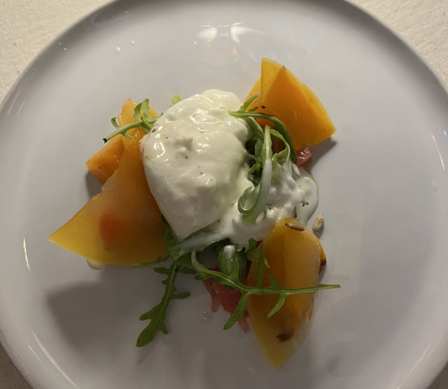 Myskikurpitsaa ja burrataa oli yksi alkupaloista.