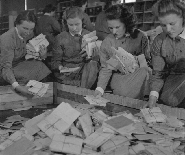 Kirjeiden ja korttien lajittelua sodan aikana kpk:ssa 1942.